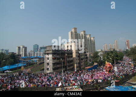 Mumbai, Inde. Les dévots hindous indiens effectuer autour d'une immense idole de l'éléphant-dirigé dieu hindou Seigneur Ganesha dans les rues pendant la procession de l'immersion de l'idole dans la mer d'Oman de Mumbai le 29 septembre 2012. Les gens célèbrent Ganpati (Renaissance) de Lord Ganesh le dieu éléphant. D'une durée de 10 jours, cette coutume se termine par le rituel de l'émersion de Ganesh idoles dans les rivières et lacs. Banque D'Images