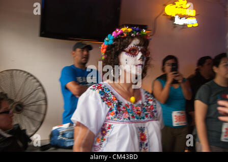 29 septembre 2012 San Antonio, Texas, États-Unis - une femme avec le Blue Crush équipe écoute les instructions avant le début de la course urbaine CitySolve à San Antonio. Malgré les fortes pluies, plus de 20 équipes de 2 - 4 personnes ont participé à la course. Banque D'Images