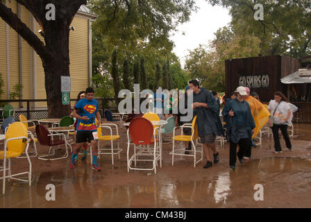 29 septembre 2012 San Antonio, Texas, USA - Equipes course vers la rue au début de l'CitySolve course urbaine à San Antonio. Malgré les fortes pluies, plus de 20 équipes de 2 - 4 personnes ont participé à la course. Banque D'Images