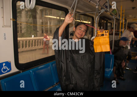 29 septembre 2012 San Antonio, Texas, Etats-Unis - pendant la course urbaine CitySolve à San Antonio, membre de l'équipe Sweb attrape la via bus. Malgré les fortes pluies, plus de 20 équipes de 2 - 4 personnes ont participé à la course. Banque D'Images