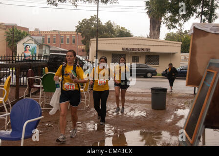 29 septembre 2012 San Antonio, Texas, États-Unis - l'équipe 'Le Chase est sur !' arrive en premier sur la ligne d'arrivée de l'CitySolve course urbaine à San Antonio. Malgré les fortes pluies, plus de 20 équipes de 2 - 4 personnes ont participé à la course. Banque D'Images