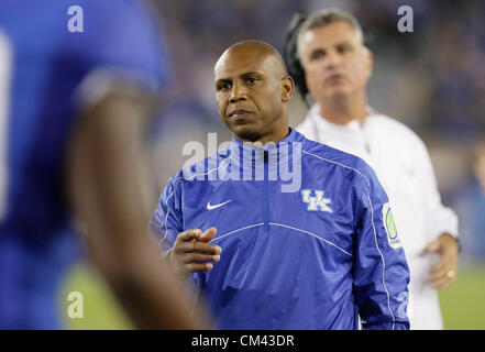 29 septembre 2012 - Lexington, Kentucky, USA - entraîneur-chef britannique Joker Phillips et l'Université de Kentucky joue en Caroline du Sud au stade du Commonwealth. Caroline du Sud a gagné le match 38-17. (Crédit Image : © David Stephenson/ZUMAPRESS.com) Banque D'Images