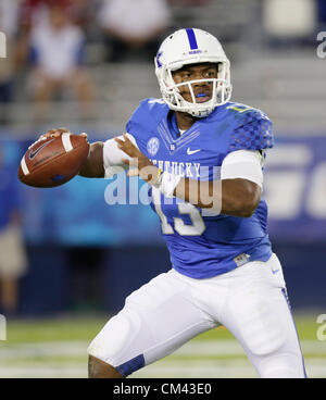 29 septembre 2012 - Lexington, Kentucky, USA - UK quarterback Jalen Whitlow recherche un récepteur dans la première moitié de l'Université du Kentucky joue en Caroline du Sud au stade du Commonwealth. Caroline du Sud a gagné le match 38-17. (Crédit Image : © David Stephenson/ZUMAPRESS.com) Banque D'Images