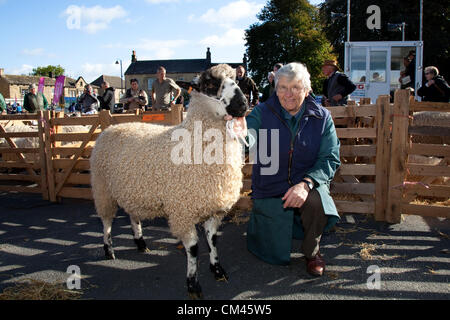 Margaret Watkinson (MR) de Thirsk, avec son large Masham Gimmel races de moutons moutons à l'assemblée annuelle et de l'exposition juger juste, un événement de bienfaisance tenue le 29 et 30 septembre 2012 à Masham market place près de Ripon dans le Nord du Yorkshire Dales. UK. Banque D'Images