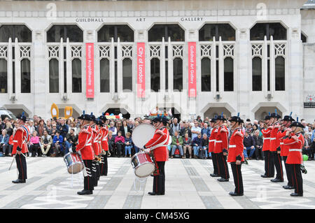 Guildhall Yard, London, UK. Le 30 septembre 2012. Une fanfare à Guildhall Yard. Les Pearly Kings and Queens Harvest Festival à Guildhall Yard. Un événement annuel avec Cockney Maypole danseurs, Morris Men, une fanfare et Pearly Kings & Queens de tout Londres. Banque D'Images