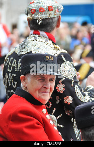 Guildhall Yard, London, UK. Le 30 septembre 2012. Un roi nacré et un Chelsea pensionné. Les Pearly Kings and Queens Harvest Festival à Guildhall Yard. Un événement annuel avec Cockney Maypole danseurs, Morris Men, une fanfare et Pearly Kings & Queens de tout Londres. Banque D'Images