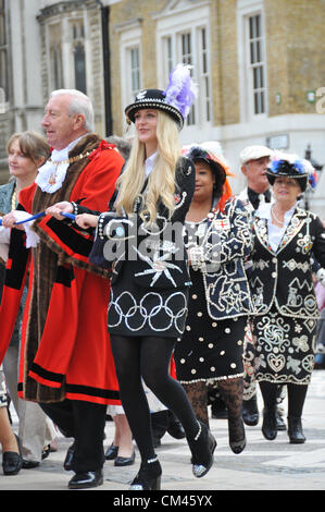 Guildhall Yard, London, UK. Le 30 septembre 2012. Danser autour du mât. Les Pearly Kings and Queens Harvest Festival à Guildhall Yard. Un événement annuel avec Cockney Maypole danseurs, Morris Men, une fanfare et Pearly Kings & Queens de tout Londres. Banque D'Images