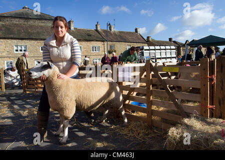 Kenzie Williams de Durham, 20 ans, avec un Bleu Du Maine North Country Cheviot moutons peau de mouton à l'assemblée annuelle et de l'exposition juger juste, un événement de bienfaisance tenue le 29 et 30 septembre 2012 à Masham market place près de Ripon dans le Nord du Yorkshire Dales. Banque D'Images