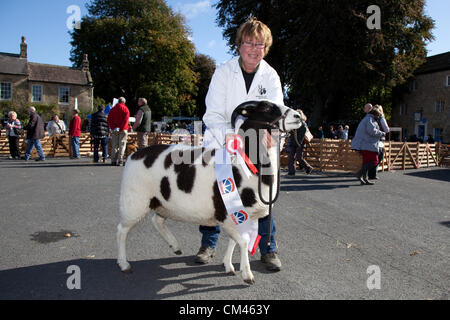 Mme Black de York avec son spectacle primé Bertha un petit mâle piébald Jacob Lamb, animal, prix, rosette, ruban, concours, symbole, gagnant, spectacle, tête, harnais, regagné, succès, badge, gagner, Vainqueur, à l'exposition annuelle sur le jugement et la chasse au mouton Banque D'Images