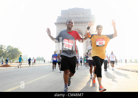 Le 30 septembre 2012 - New Delhi, Inde - Delhi résidents participent à la Nouvelle Delhi Demi-marathon en courant par le célèbre monument de New Delhi, la porte de l'Inde. (Crédit Image : © Subhash Sharma/ZUMAPRESS.com) Banque D'Images