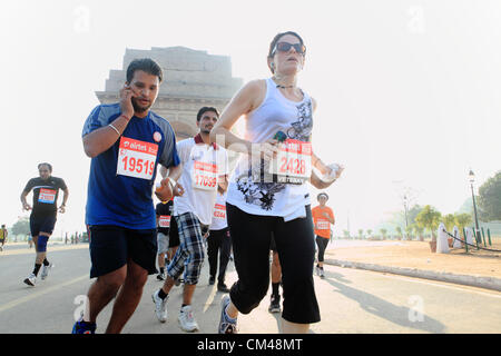 Le 30 septembre 2012 - New Delhi, Inde - Delhi résidents participent à la Nouvelle Delhi Demi-marathon en courant par le célèbre monument de New Delhi, la porte de l'Inde. (Crédit Image : © Subhash Sharma/ZUMAPRESS.com) Banque D'Images