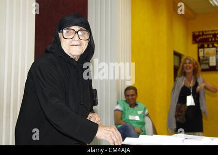 1 octobre 2012 - Tibilisi, Géorgie - Une femme âgée jette son vote dans un bureau de vote dans le centre-ville de Tibilisi, Géorgie. Credit : Johann Brandstatter / Alamy Live News Banque D'Images