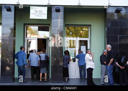 1 octobre 2012 - Tibilisi, Géorgie - Les électeurs font la queue en face de l'un des plus grands bureaux de vote dans le centre de Tbilissi, Géorgie. Credit : Johann Brandstatter / Alamy Live News Banque D'Images