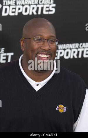 1 octobre, 2012 - Los Angeles, Californie (CA, United States - Mike Brown, entraîneur-chef des Lakers de Los Angeles assiste à une célébration de Time Warner Cable Lancement de Time Warner Cable Sportsnet et Time Warner Cable Deportes Réseaux au Time Warner Cable Studios Sports Le 1 octobre 2012 à El Segundo, Californie. (Crédit Image : © Chiu/ZUMAPRESS.com) Ringo Banque D'Images