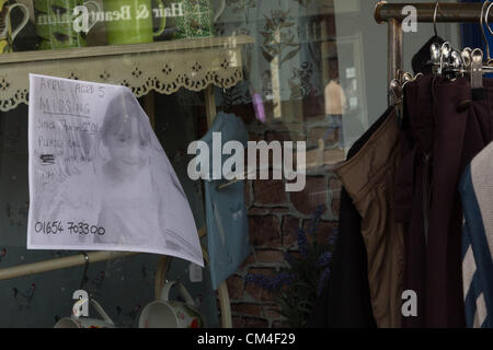 Machynlleth, au Pays de Galles, Royaume-Uni, 2 octobre 2012, une note manuscrite signe dans un magasin local comme la recherche d'un garçon de 5 ans Avril Jones, se poursuit. Banque D'Images