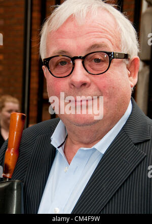 Londres, Royaume-Uni. 2 octobre 2012. Christopher Biggins, acteur, assiste à un service commémoratif pour Victor Spinetti, acteur et star de films des Beatles, à l'église de l'acteur dans Covent Garden's Bedford Street. (File photo). Credit : Pete Maclaine / Alamy Live News Banque D'Images