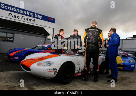 29.09.2012 Derby, Angleterre. Britains Grande Médaille d'or olympique cycliste voie gagnante Jason Kenny (GBR) (deuxième à gauche) en action dans son Ginetta G20 pendant les qualifications pour l'ensemble de Ginetta GT5 Quartz ronde Défi à Donington Park Circuit, UK. Banque D'Images