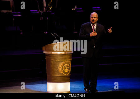 Maître de cérémonie, le Dr Jurgen Buhler, Directeur exécutif de l'Ambassade chrétienne internationale de Jérusalem, l'orchestre d'une soirée événement au cours du pèlerinage annuel Fête des Tabernacles. Jérusalem, Israël. 2-Octobre-2012. Des milliers de chrétiens du monde entier se réunissent à l'appui d'Israël à l'ICEJ annuel de la Fête des Tabernacles, événement pour le lancement de l'Israël du Président de la Fondation alliés conférence au Centre International de Conférences de Jérusalem. Banque D'Images