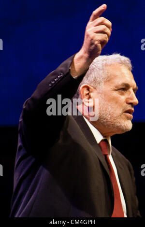 Le rabbin Benny Elon, Président de la Fondation alliés Israël, adresses des milliers de chrétiens à l'occasion d'une soirée événement au cours du pèlerinage annuel Fête des Tabernacles. Jérusalem, Israël. 2-Octobre-2012. Des milliers de chrétiens du monde entier se réunissent à l'appui d'Israël à l'ICEJ annuel de la Fête des Tabernacles, événement pour le lancement de l'Israël du Président de la Fondation alliés conférence au Centre International de Conférences de Jérusalem. Banque D'Images