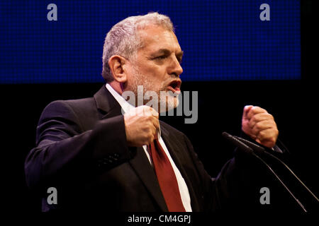 Le rabbin Benny Elon, Président de la Fondation alliés Israël, adresses des milliers de chrétiens à l'occasion d'une soirée événement au cours du pèlerinage annuel Fête des Tabernacles. Jérusalem, Israël. 2-Octobre-2012. Des milliers de chrétiens du monde entier se réunissent à l'appui d'Israël à l'ICEJ annuel de la Fête des Tabernacles, événement pour le lancement de l'Israël du Président de la Fondation alliés conférence au Centre International de Conférences de Jérusalem. Banque D'Images