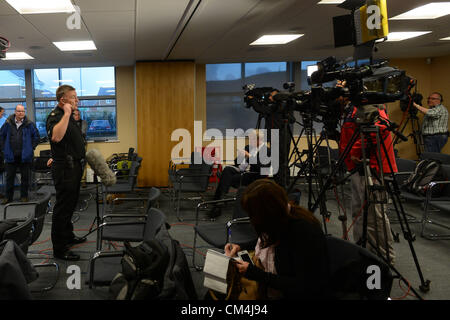 Mercredi 3 juin 2012, Aberystwyth, UK : Superintendant IAN JOHN () en uniforme lors d'une conférence de presse La mise à jour des informations sur les recherches pour retrouver 5 ans, fille d'AVRIL JONES. Il a demandé que les membres du public s'abstenir d'essayer d'aider dans la recherche de la jeune fille, et de laisser les équipes de professionnels qualifiés. Il a également noté que les essais sur le véhicule ont été récupérés étant 'accélérée' mais que les résultats n'avaient pas encore été reçues. Un homme de 46 ans demeure en détention. Bien que non mentionnés par la police, des sources locales ont identifié comme ancien soldat MARK BRIDGER. Banque D'Images