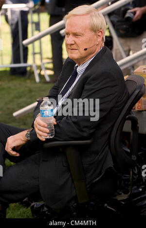 03 octobre 2012 - Denver, Colorado, États-Unis - Chris Matthews attend d'accueillir son spectacle MSNBC, dur, à DebateFest, une, événement en plein air sur le campus de l'Université de Denver. DebateFest dispose de la nourriture, de la musique live et en direct du premier des trois débats présidentiels 2012 entre Barack Obama et Mitt Romney.(Image Crédit : © Brian Cahn/ZUMAPRESS.com) Banque D'Images