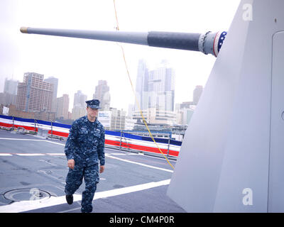 03 octobre 2012 - New York, États-Unis - le personnel de la marine à bord de missiles de la Marine, Michael Murphy PCU (DDG-112) qui est le 62e navire de la classe Arleigh Burke destroyers. Le tout nouveau destroyer honore le lieutenant Navy SEAL Michael P. Murphy, qui a reçu à titre posthume la Médaille d'honneur pour ses actions au cours de l'Opération Red Wings en Afghanistan en 2005. Banque D'Images