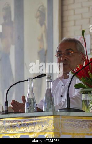 BALI, INDONÉSIE, le 4 octobre 2012. Prix Nobel de la paix et ancien Président du Timor oriental, JosŽ Manuel Ramos-Horta des gestes aussi il parle à Ubud Writers and Readers Festival à Ubud, Bali, Indonésie, le jeudi 4 octobre 2012. Banque D'Images