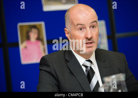 4 Oct 2012, Aberystwyth UK : 11h conférence de presse à l'enlèvement d'avril Jones. Detective Superintendant REG BEVAN (adapté) lors d'une conférence de presse La mise à jour des informations sur les recherches pour retrouver 5 ans, fille d'AVRIL JONES. La police a annoncé que le suspect, MARK BRIDGES avait été devant les magistrats de la ville ce matin-là et qu'ils avaient obtenu une prolongation de sa détention pour d'autres questions, jusqu'à 17h00 le vendredi 5 octobre 2012. Banque D'Images