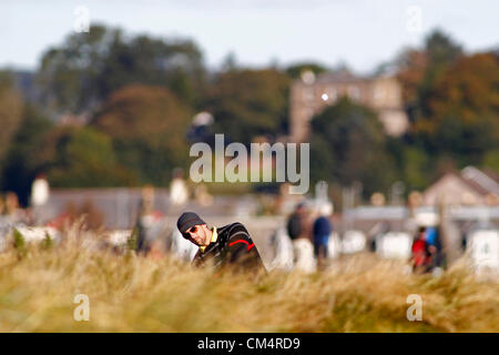 04 octobre 2012. Médaillé d'or olympique Michael Phelps joue un shot de la dure bien que concurrentes dans l'European Tour Alfred Dunhill Links Championship, Tournoi de Golf joué sur le parcours de Golf de Carnoustie. Crédit obligatoire : Mitchell Gunn/ESPA Banque D'Images