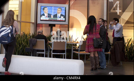 3 octobre 2012 - Los Angeles, Californie, USA - Les gens regardent le premier débat présidentiel américain en face d'un immeuble de bureaux le long de Sunset Boulevard à Hollywood le 3 octobre 2012 en Californie. Challenger républicain Mitt Romney est venu au tir dans son premier débat présidentiel, attaquant le président américain Barack Obama pour les politiques économiques qu'il avait dit 'écrasé' la classe moyenne américaine.ARMANDO ARORIZO/PI (crédit Image : © Armando Arorizo ZUMAPRESS.com)/Prensa Internacional/ Banque D'Images