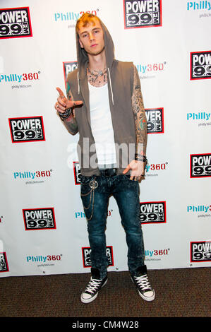 4 octobre 2012 - Philadelphie, Pennsylvanie, États-Unis - MGK, rappeur (Machine Gun Kelly)visité le pouvoir 99 Théâtre, IHeartRadio pour une interview en direct. Le MGK est un artiste hip-hop américain de Cleveland (Ohio), signé à Bad Boy et Interscope Records. Son nom de scène a été donné pour sa rapide-le-feu et flux lyrique est une référence au criminel notoire George ''Machine Gun'' Kelly (crédit Image : © Ricky Fitchett/ZUMAPRESS.com) Banque D'Images