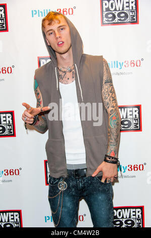 4 octobre 2012 - Philadelphie, Pennsylvanie, États-Unis - MGK, rappeur (Machine Gun Kelly)visité le pouvoir 99 Théâtre, IHeartRadio pour une interview en direct. Le MGK est un artiste hip-hop américain de Cleveland (Ohio), signé à Bad Boy et Interscope Records. Son nom de scène a été donné pour sa rapide-le-feu et flux lyrique est une référence au criminel notoire George ''Machine Gun'' Kelly (crédit Image : © Ricky Fitchett/ZUMAPRESS.com) Banque D'Images