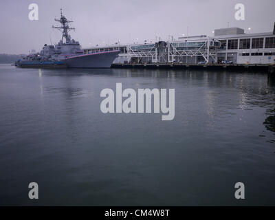 03 octobre 2012 - New York, New York, États-Unis - missiles de la Marine, Michael Murphy DDG112. Le tout nouveau destroyer honore le lieutenant Navy SEAL Michael P. Murphy, qui a reçu à titre posthume la Médaille d'honneur pour ses actions au cours de l'Opération Red Wings en Afghanistan en 2005. (Crédit Image : © John Marshall/ZUMAPRESS.com) Mantel Banque D'Images