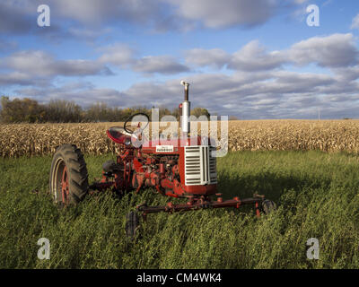 4 octobre 2012 - Northfield, Minnesota, États-Unis - Mains Ouvertes Farm est une ferme familiale biologique en dehors de Northfield, Minnesota, détenu et exploité par Ben Doherty (Massachusetts) et Erin Johnson (Minnesota). Doherty et Johnson a étudié pendant des années dans l'agriculture sur la côte est avant de déménager à Minnesota. Ils la ferme a appartenu pendant sept ans. Au début, les agriculteurs conventionnels prétendaient il y aurait trop de mauvaises herbes, mais après une année, les voisins sont tous venus à dire ''bonjour''. La ferme a 1 1/2 employés. Il vend surtout avec un pad, et d'actionnaires ramasser les légumes ou de choisir leur propre. (Crédit Image : Banque D'Images