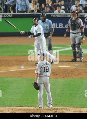 Daisuke Matsuzaka (Red Sox), Robinson Cano (Yankee), le 3 octobre 2012 - MLB : Daisuke Matsuzaka (18) les Boston Red Sox donne un deux-à Robinson Cano de la Nouvelle York Yankee dans la troisième manche au cours de la finale de la Ligue américaine de baseball en saison régulière match entre les Yankees de New York et les Red Sox de Boston au Yankee Stadium dans le Bronx, NY, United States. (Photo de bla) Banque D'Images