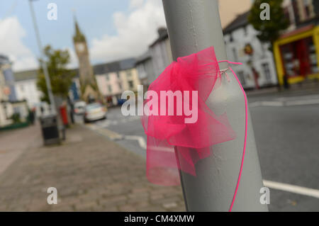 Vendredi 5 octobre 2012. Machynlleth, Powys, Wales, UK. Ruban Rose sont vus dans les rues de Machynlleth à l'appui de la famille de petite fille de cinq ans enlevé en jouant à Jones d'avril à l'extérieur de sa maison le 1er octobre 2012. La police a jusqu'à 17h00 aujourd'hui à facturer, libération ou demander une prolongation finale pour le temps imparti pour l'interrogatoire de 46 ans homme local MARK BRIDGER, qui a été arrêté dans le cadre de l'affaire le mardi 2 octobre 2012. Banque D'Images