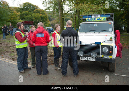 5 octobre 2012. Machynlleth, au Pays de Galles, Royaume-Uni. Les travailleurs et les bénévoles de sauvetage wair pour les journées d'information. Après une nuit de recherche tous les 5 ans Avril Jones est toujours manquant. Elle a été vue pour la dernière fois d'entrer dans un van pendant qu'elle jouait sur son vélo avec des amis près de chez elle sur le Bry-Y-Gog estate autour de 19.00h le lundi 1er octobre 2012. Mark Bridger 46 suspects, a été arrêté le 2 octobre 2012, et est remis en question pour la troisième fois. La police a été levée jusqu'pavés au chalet dans le village de Ceinws 3 miles au nord de la ville. Banque D'Images