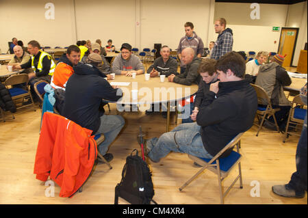 5 octobre 2012. Machynlleth, au Pays de Galles, Royaume-Uni. Les travailleurs et les bénévoles de sauvetage pour les jours d'attente d'information. Après une nuit de recherche tous les 5 ans Avril Jones est toujours manquant. Elle a été vue pour la dernière fois d'entrer dans un van pendant qu'elle jouait sur son vélo avec des amis près de chez elle sur le Bry-Y-Gog estate autour de 19.00h le lundi 1er octobre 2012. Mark Bridger 46 suspects, a été arrêté le 2 octobre 2012, et est remis en question pour la troisième fois. La police a été levée jusqu'pavés au chalet dans le village de Ceinws 3 miles au nord de la ville. Banque D'Images