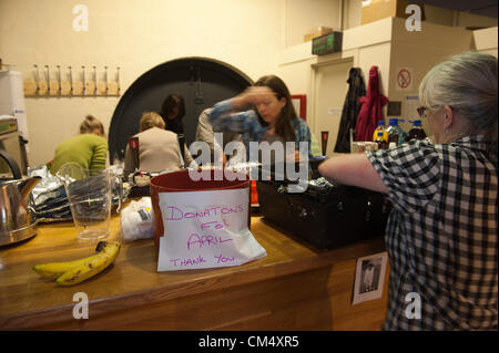 5 octobre 2012. Machynlleth, au Pays de Galles, Royaume-Uni. Rafraîchissements pour préparer les volontaires bénévoles. Après une nuit de recherche tous les 5 ans Avril Jones est toujours manquant. Elle a été vue pour la dernière fois d'entrer dans un van pendant qu'elle jouait sur son vélo avec des amis près de chez elle sur le Bry-Y-Gog estate autour de 19.00h le lundi 1er octobre 2012. Mark Bridger 46 suspects, a été arrêté le 2 octobre 2012, et est remis en question pour la troisième fois. La police a été levée jusqu'pavés au chalet dans le village de Ceinws 3 miles au nord de la ville. Banque D'Images