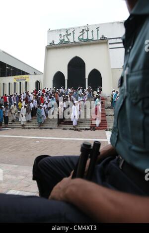 5 octobre 2012 - Dhaka, Bangladesh - 05 oct. 2012 Dhaka Bangladesh,-- police bangladaise montent la garde dans le fort de la mosquée après la prière du vendredi de Dhaka parti islamique plusieurs slogans crier au cours d'une manifestation contre un film anti-Islam former la United State à Dhaka. Â© Monirul Alam (crédit Image : © Monirul Alam/ZUMAPRESS.com) Banque D'Images