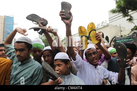 5 octobre 2012 - Dhaka, Bangladesh - 05 oct. 2012 Dhaka Bangladesh--,activités islamique du Bangladesh crier des slogans et montrer des chaussures dans le fort de mosquée nationale Dhaka après la prière du vendredi plusieurs parti islamique sortent une protestation contre un anti-Islam sous forme de film aux États-Unis, à Dacca. Â© Monirul Alam (crédit Image : © Monirul Alam/ZUMAPRESS.com) Banque D'Images