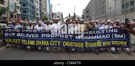 5 octobre 2012 - Dhaka, Bangladesh - 05 oct. 2012 Dhaka Bangladesh--,activités islamique du Bangladesh crier des slogans en fort de mosquée nationale Dhaka après la prière du vendredi plusieurs parti islamique sortent une protestation contre un anti-Islam sous forme de film aux États-Unis, à Dacca. Â© Monirul Alam (crédit Image : © Monirul Alam/ZUMAPRESS.com) Banque D'Images