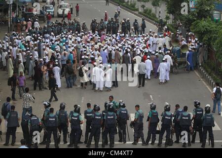 5 octobre 2012 - Dhaka, Bangladesh - 05 oct. 2012 Dhaka Bangladesh,-- police bangladaise montent la garde dans le fort de National press club Dhaka après la prière du vendredi plusieurs parti islamique crier des slogans au cours d'une manifestation contre un film anti-Islam former la United State à Dhaka. Â© Monirul Alam (crédit Image : © Monirul Alam/ZUMAPRESS.com) Banque D'Images