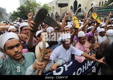 5 octobre 2012 - Dhaka, Bangladesh - militants islamiques du Bangladesh crier des slogans et brandissent chaussures en face de la Mosquée nationale, du Bangladesh à Dhaka. Baitul Mukarram Après la prière du vendredi plusieurs partis islamistes a tenu un meeting de protestation contre un film anti-Islam "l'innocence des musulmans" en provenance des États-Unis. (Crédit Image : © Monirul Alam/ZUMAPRESS.com) Banque D'Images