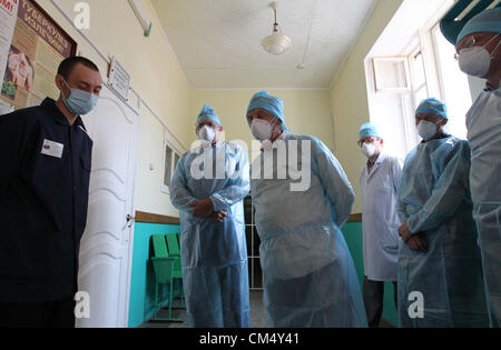 18 juillet 2012 - Tomsk, Russie - Juillet 18,2012. Tomsk en Sibérie, ville de Russie. En prison médicale de Tomsk en Russie. Les Toms medical prison est un établissement offrant des traitements médicaux spécialisés aux délinquants de sexe masculin qui s'improsoned pour crime grave. Les Toms médicaux des prisons est de fournir des soins médicaux à ces criminels qui souffrent la tuberculose ...présenté : médecins et d'un prisonnier. (Crédit Image : ©/Yuritutov ZUMAPRESS.com) PhotoXpress/ Banque D'Images