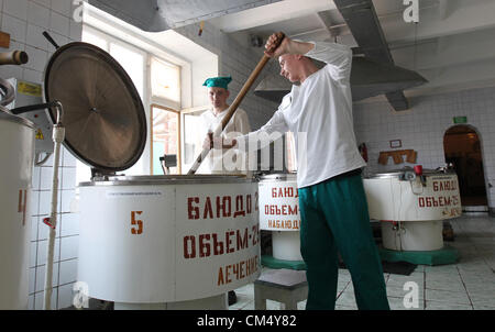 18 juillet 2012 - Tomsk, Russie - Juillet 18,2012. Tomsk en Sibérie, ville de Russie. En prison médicale de Tomsk en Russie. Les Toms medical prison est un établissement offrant des traitements médicaux spécialisés aux délinquants de sexe masculin qui s'improsoned pour crime grave. Les Toms médicaux des prisons est de fournir des soins médicaux à ces criminels qui souffrent la tuberculose ...sur la photo : un cuisinier cuire le dîner à la cuisine. (Crédit Image : ©/Yuritutov ZUMAPRESS.com) PhotoXpress/ Banque D'Images