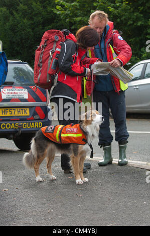 Machynlleth, au Pays de Galles, Royaume-Uni. 5 octobre 2012. Helen 44 et Steve Howe 56 de Llanberis UK. Travailler avec leur sauvetage Collie formés autour de la Cluanie fermer environs à l'ouest de la ville, après une nuit de recherche tous les 5 ans Avril Jones est toujours manquant. Elle a été vue pour la dernière fois d'entrer dans un van de couleur claire alors qu'elle jouait sur son vélo avec des amis près de chez elle sur le Bry-Y-Gog estate autour de 19.00h le lundi 1er octobre 2012. Mark Bridger 46 suspects, a été arrêté le 2 octobre 2012, et est remis en question pour la troisième fois. Crédit photo : Graham M. Lawrence./ Alamy Live News Banque D'Images