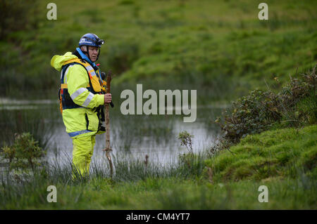 Machynlleth, Powys, Pays de Galles. 5 octobre 2012. Équipes de secours spécialisées recherchez la rivière Dyfi pour signes de de fille de cinq ans enlevé en jouant à Jones d'avril à l'extérieur de sa maison le 1er octobre 2012. Les policiers sont maintenant traiter la disparition forcée comme une enquête sur un meurtre et se poursuivent à la question 46 ans homme local MARK BRIDGER. Credit : Keith morris / Alamy Live News Banque D'Images