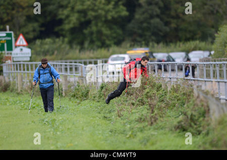 Machynlleth, Powys, Pays de Galles. 5 octobre 2012. Équipes de secours spécialisées recherchez la rivière Dyfi pour signes de de fille de cinq ans enlevé en jouant à Jones d'avril à l'extérieur de sa maison le 1er octobre 2012. Les policiers sont maintenant traiter la disparition forcée comme une enquête sur un meurtre et se poursuivent à la question 46 ans homme local MARK BRIDGER. Credit : Keith morris / Alamy Live News Banque D'Images